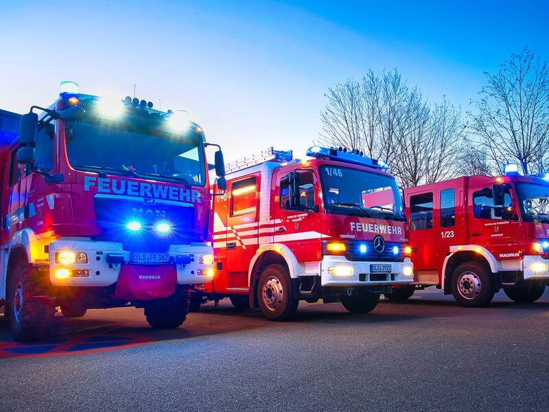 Drei Autos des Löschbezirks Mitte vor den Einfahrtstoren der Feuerwache.