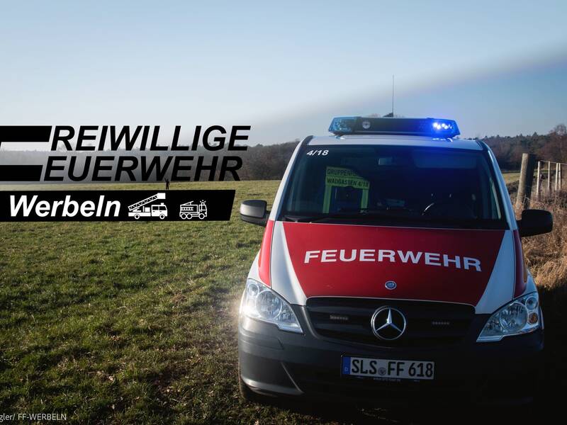Einsatzfahrzeug des Löschbezirk auf einem Feld stehend. Daneben der Schriftzug "Freiwillige Feuerwehr Werbeln".