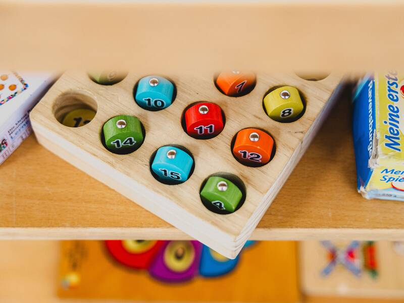 Blick auf ein Spielzeugregal mit einer Spielsammlung