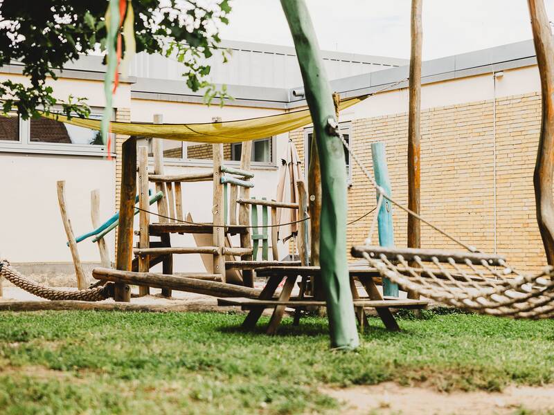 Blick auf das Kletterspielgerüst draußen auf dem Spielplatz